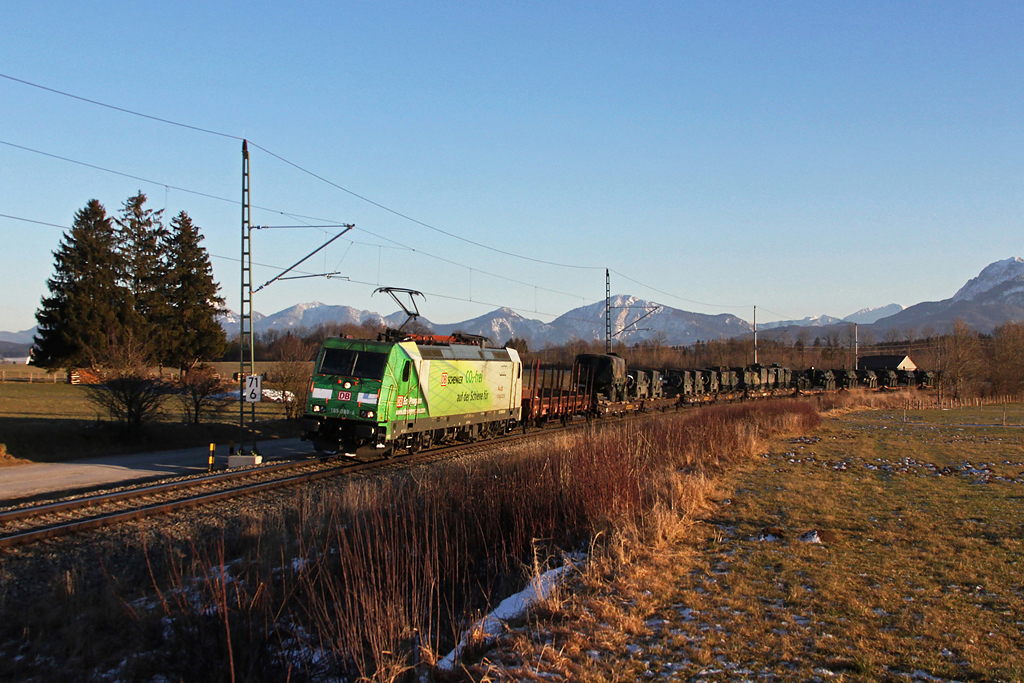 Am Montag und Dienstag dieser Woche sind auf der Mittenwaldbahn mal wieder Militrzge unterwegs gewesen. Am 16.01.2012 zog 185 389 einen Militrzug bei Rieden Richtung Mnchen.