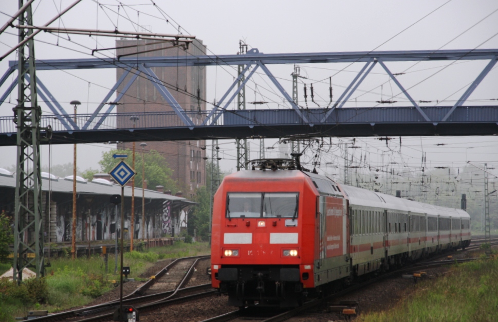 Am Morgen bei eher diesigen Wetter brachte 101 118 ihren IC 2432 aus Cottbus an die Havelstadt Brandenburg um dann in Richtung Nordeich Mole weiter zu fahren.Ihre Nummer war an diesem 29.Mai 2013 schwehr zu erkennen.