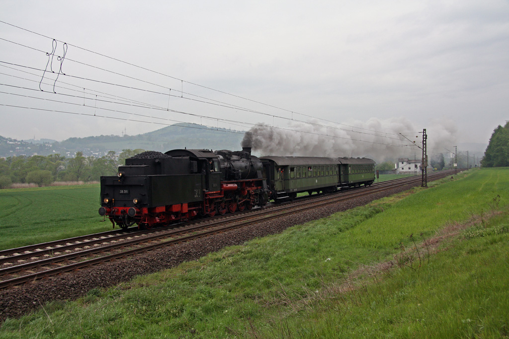 Am Morgen des 01.05.2010 ist 58 311 mit dem Zubringerzug aus Beisefrth zwischen Rotenburg a.d.F. und Lispenhausen in Richtung Bebra unterwegs.
