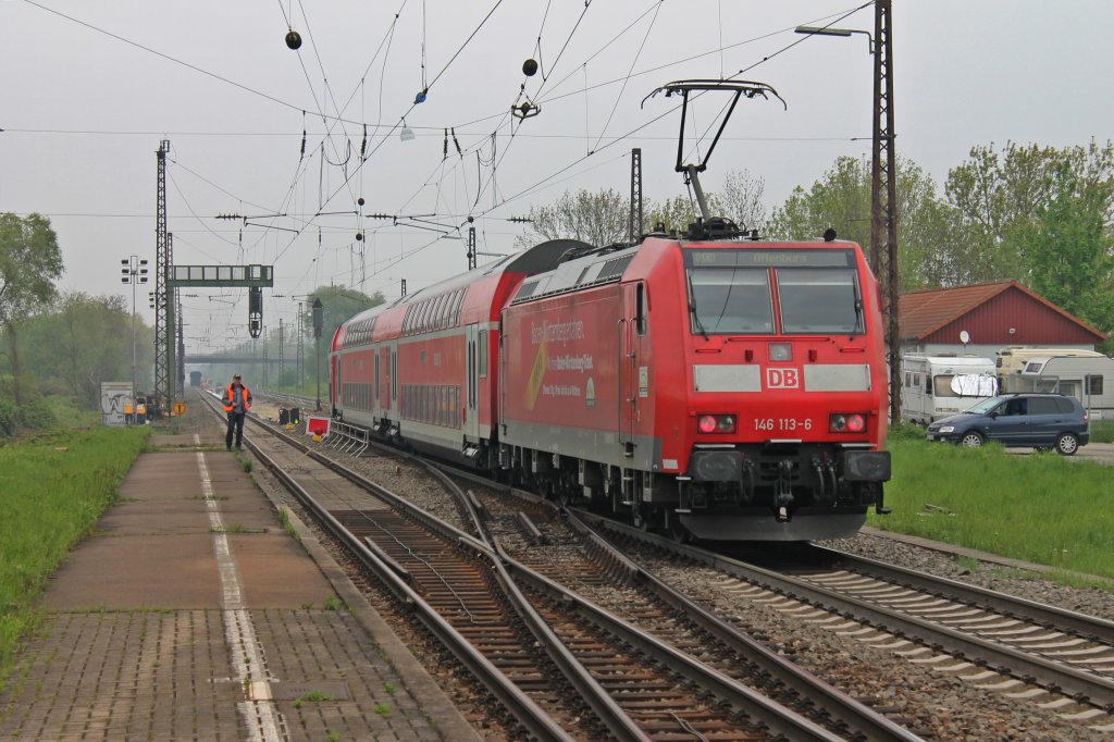 Am Morgen des 02.05.2013 schob 146 113-6  Baden-Wrttemberg erfahren  einen RE gen Norden nach Offenburg aus dem Bahnhof von Kenzingen aus.