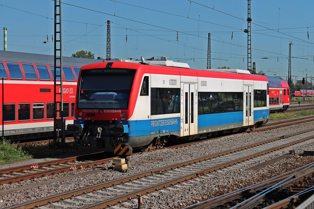 Am Morgen des 02.08.2013 stand der PEG VT650.05 (650 566-2) nicht in gewohnter Umgebung neben den Bahnhof von Offenburg abgestellt. Es knnte sein, das der PEG RS1 Ersatzweise fr die OSB (Ortenau S-Bahn) unterwegs ist.