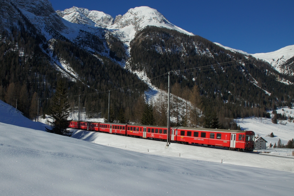 Am Morgen des 03.03.2013 erreicht der Schlittelzug aus Samedan mit dem BDt 1723 an der Spitze Bergn.