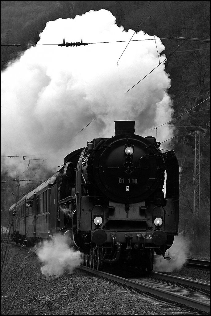 Am Morgen des 03.04.2010 konnte auf der Saarstrecke sdlich von Trier die 01 118 mit ihrem Zug auf dem Weg nach Saarbrcken Hbf abgelichtet werden. 