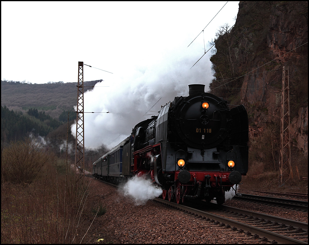 Am Morgen des 03.04.2010 konnte auf der Saarstrecke sdlich von Trier die 01 118 mit ihrem Zug auf dem Weg nach Saarbrcken Hbf abgelichtet werden. 

