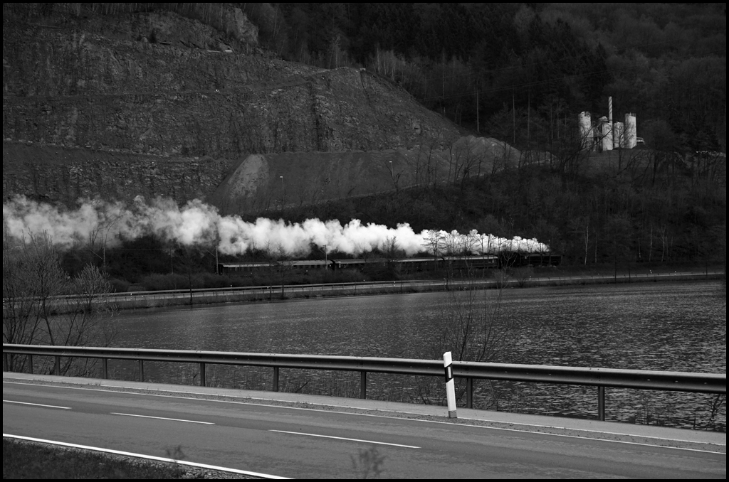 Am Morgen des 03.04.2010 konnte auf der Saarstrecke sdlich von Trier die 01 118 mit ihrem Zug auf dem Weg nach Saarbrcken Hbf abgelichtet werden. 

