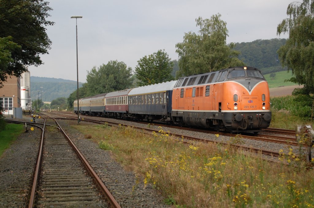 Am Morgen des 04.09.2010 konnte 221 135-7 mit dem DPE 31736 Kln Hbf - Meiningen kurz vor dem ehem. Hp Herste bildlich festgehalten werden.