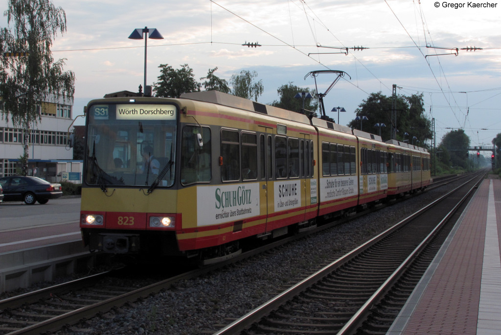 Am Morgen des 06.07.2011 fhrt Wagen 823 mit einem weiteren Triebwagen die morgendliche Verbindung von Menzingen bis nach Wrth (Rhein). Hier hlt das Duo in Weingarten (Baden).