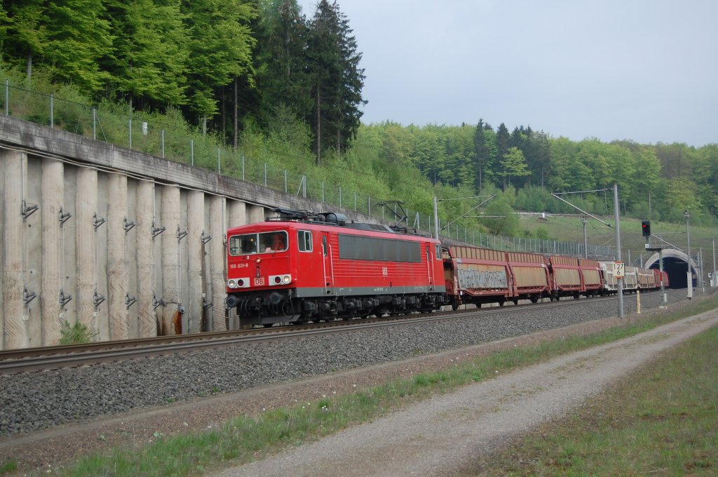 Am Morgen des 09.05.2010 spuckte der Eggetunnel BR 155 031-8 mit einem Autozug aus, zwischen Altenbeken und Willebadessen.