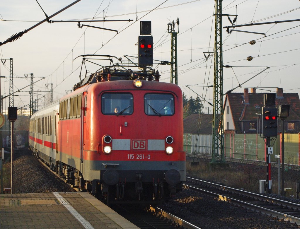 Am Morgen des 09.12.2009 durchfuhr ein PbZ mit 261-0 den Bahnhof Gttingen in Fahrtrichtung Sden.