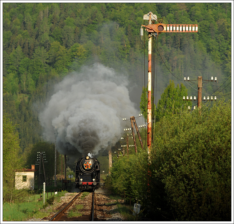 Am Morgen des 11.5.2013 gab es vor der planmigen Abfahrt von Cerven Skala nach Vrtky im ersten Morgenlich einen Fotozug zwischen Helpa und Cerven Skala mit 475.196 an der Spitze und 475.179 als Zuglok. Die Aufnahme zeigt den Zug beim ES Nova Masa.