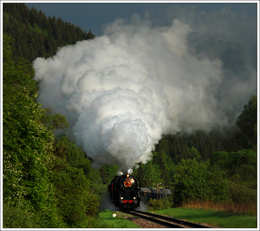 Am Morgen des 11.5.2013 gab es vor der planm��igen Abfahrt von Cerven� Skala nach Vr�tky im ersten Morgenlich einen Fotozug zwischen Hel'pa und Cerven� Skala mit 475.196 aus Vr�tky (SK) an der Spitze und 475.179 aus Děč�n (CZ) als Zuglok. Die Aufnahme zeigt den Zug zwischen Hel'pa und Nov� Ma�a.