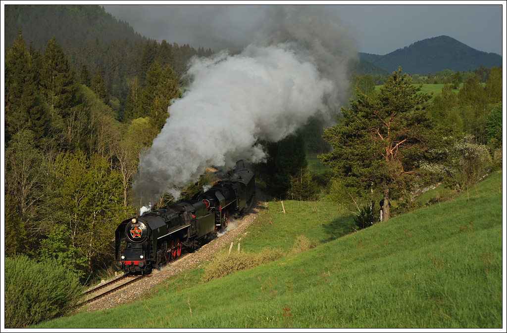 Am Morgen des 11.5.2013 gab es vor der planmigen Abfahrt von Cerven Skala nach Vrtky im ersten Morgenlich einen Fotozug zwischen Hel'pa und Cerven Skala mit 475.196 aus Vrtky (SK) an der Spitze und 475.179 aus Děčn (CZ) als Zuglok. Die Aufnahme zeigt den Zug kurz vor Cerven Skala.