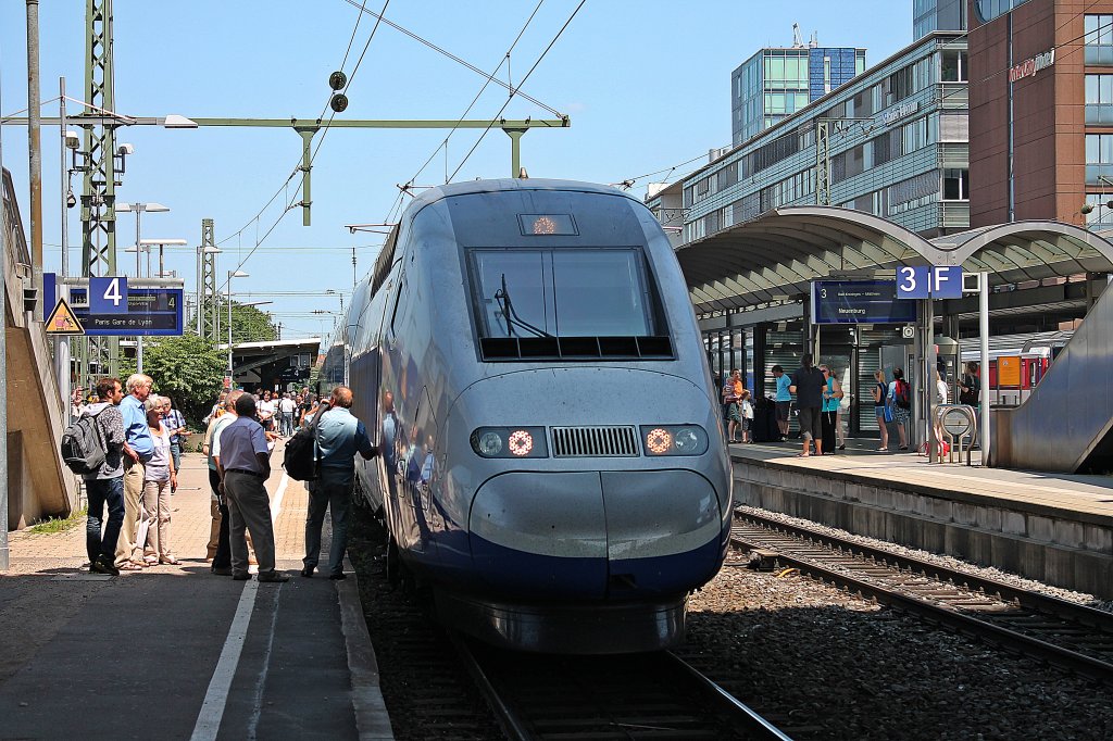 Am Morgen des 12.07.2013 wurde der TGV Duplex im Freiburger Hauptbahnhof vorgestellt. Ab dem 26.08.2013 wird dann Freiburg tglich an das TGV-Netz angefahren. Hier ist der TGV 4714 (310 027-2/310 028-0) auf Gleis 4 als TGV 13991 nach Paris Gare de Lyon.