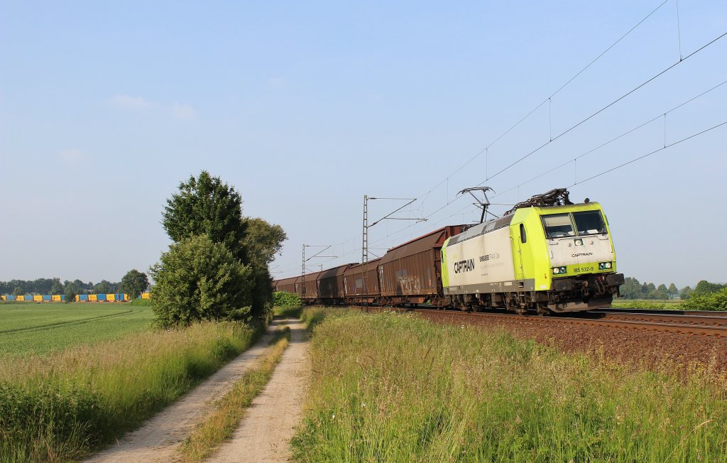 Am Morgen des 12.Juni 2013 war Captrain 185 532 mit H-Wagen und Containern bei Burgstemmen auf dem Weg Richtung Norden.