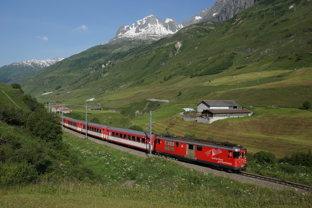 Am Morgen des 13.07.2013 zieht der Deh 4/4 I 54 den Regionalzug 522 von Realp Richtung Hospental.
