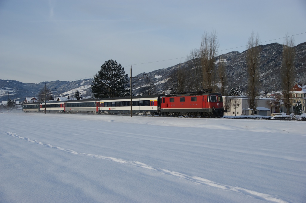 Am Morgen des 13.12.2012 nhert sich die Re 4/4 II 11204 mit dem RE 3820 Heerbrugg.