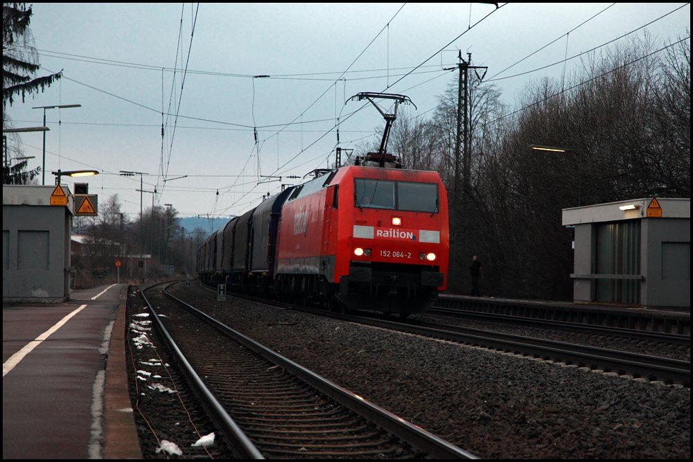 Am Morgen des 14.03.2010 durchfhrt die 152 064 (9180 6152 065-2 D-DB) den Bahnhof Hsbach in Richtung Wrzburg. 