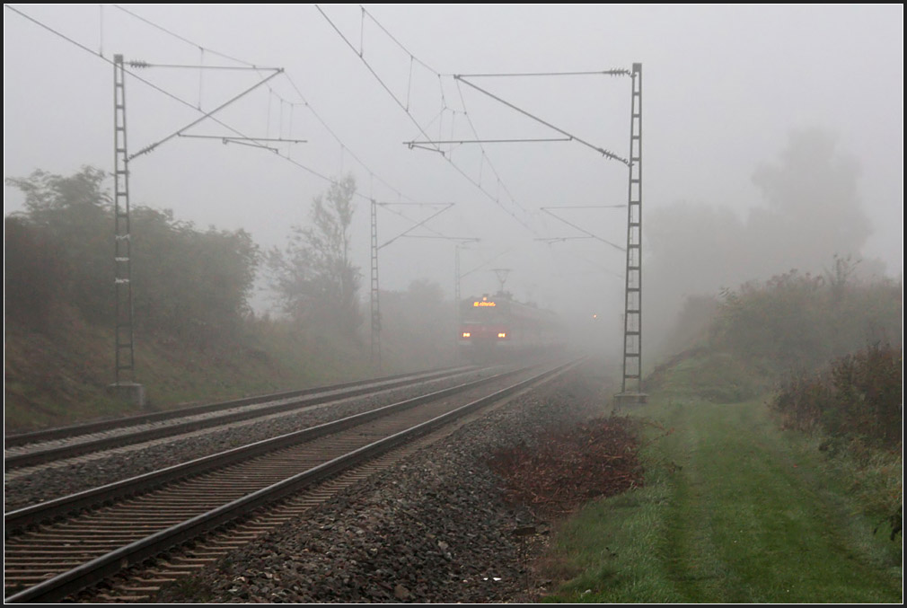 Am Morgen des 14.Oktobers 2010 um 8:12 taucht eine S-Bahn auf der Fahrt in Richtung Stuttgart aus dem Nebel des Remstales auf. (M)