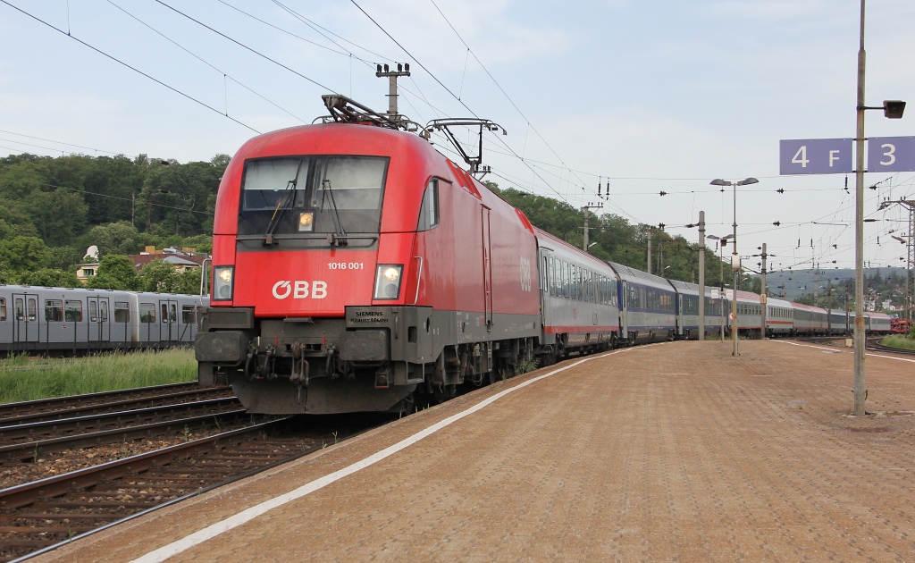 Am Morgen des 17.05.2013 begrten wir mal den Zug in Wien Htteldorf, mit dem auch wir einige Tage zuvor ankamen, der EN 491 bespannt mit 1016 001.