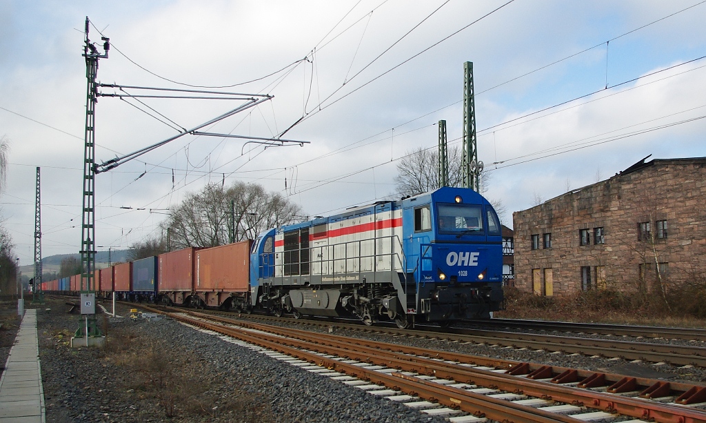 Am Morgen des 19.03.2011 fuhr mir dieser OHE G2000 (1028) mit seinem Containerzug in Fahrtrichtung Norden vor die Linse. Aufgenommen am B Eltmannshausen/Oberhone.