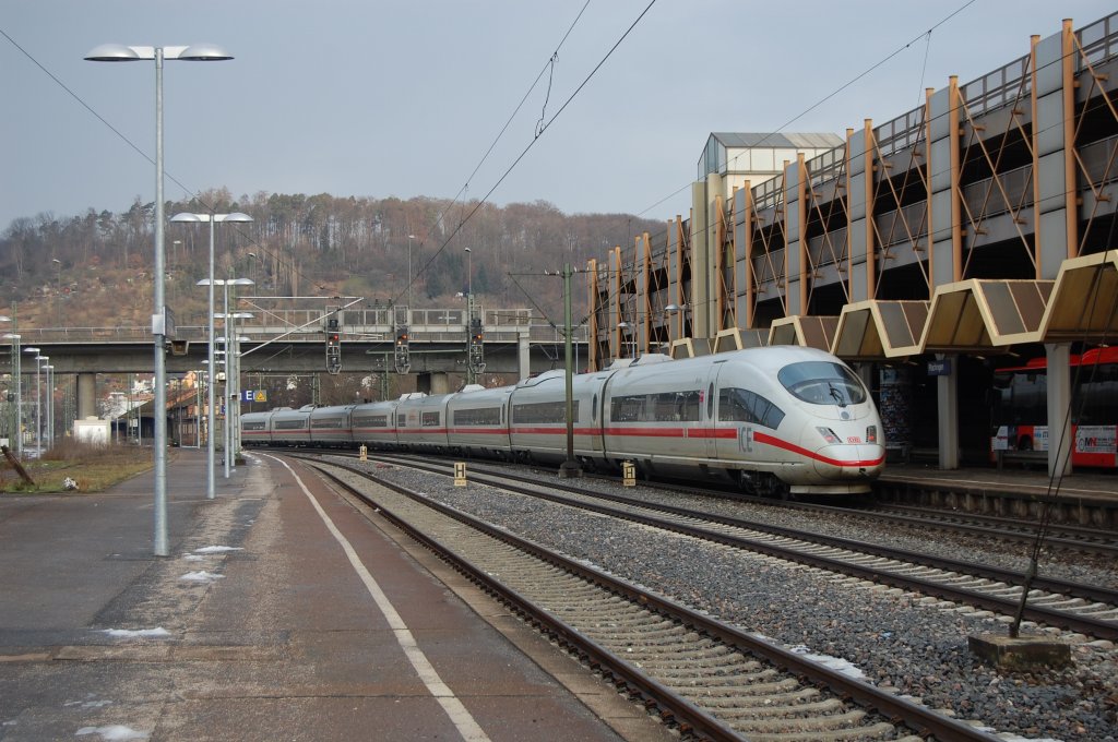 Am Morgen des 20.2.2010 rollt dieser ICE 3 in Plochingen auf ein  Halt  zeigendes Signal zu.