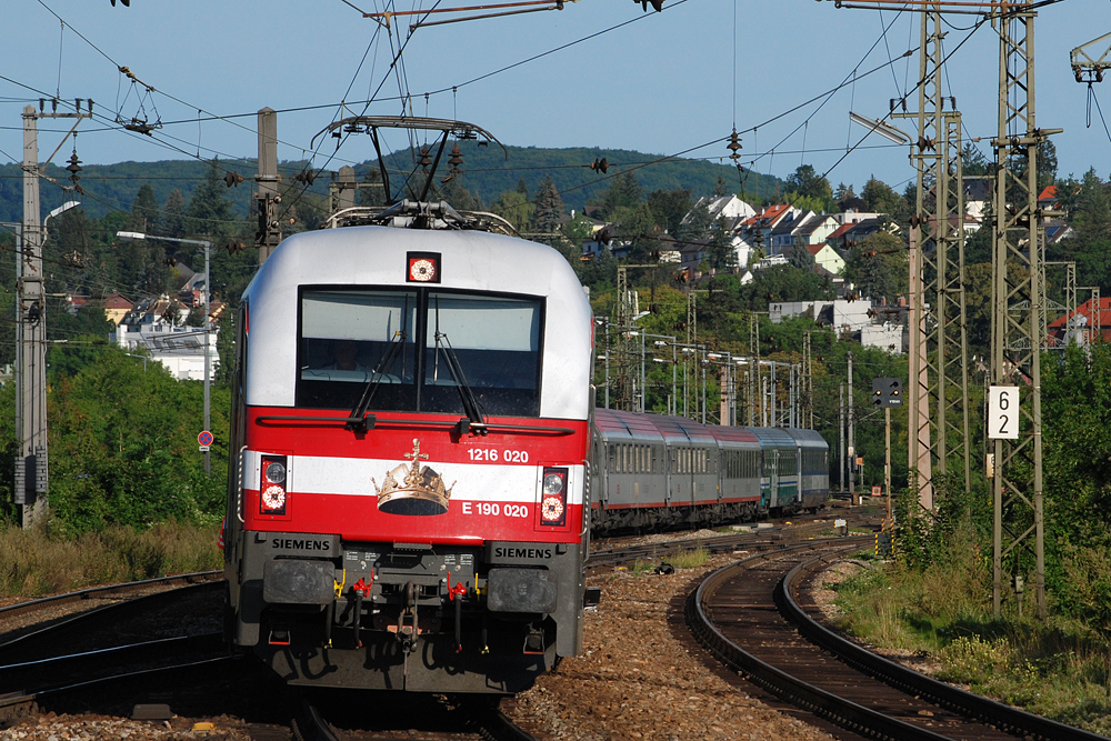 Am Morgen des 24.08.2012 fhrt 1216 020 mit dem IC 945 gerade in den Bahnhof Wien Htteldorf ein. Am Zugschluss erkennbar ist auch die Wagengruppe des EN 236 (Venedig - Wien).