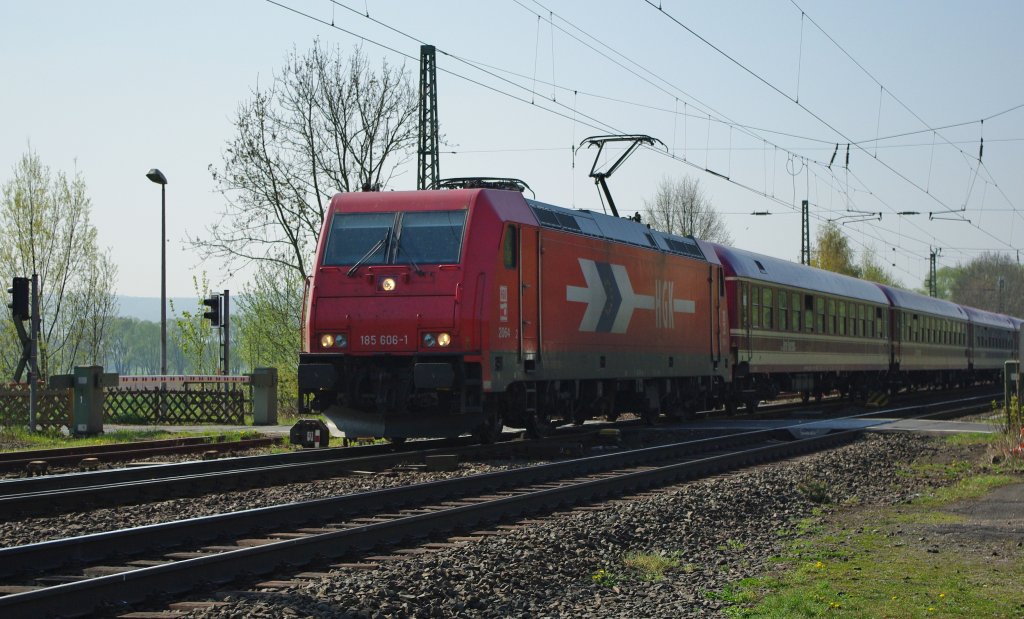 Am Morgen des 25.04.2010 fuhr dieser Eishockey-Sonderzug, gezogen von 185 606-1, von Augsburg nach Hannover. Hier am B� Eltmannshausen bei Eschwege West.