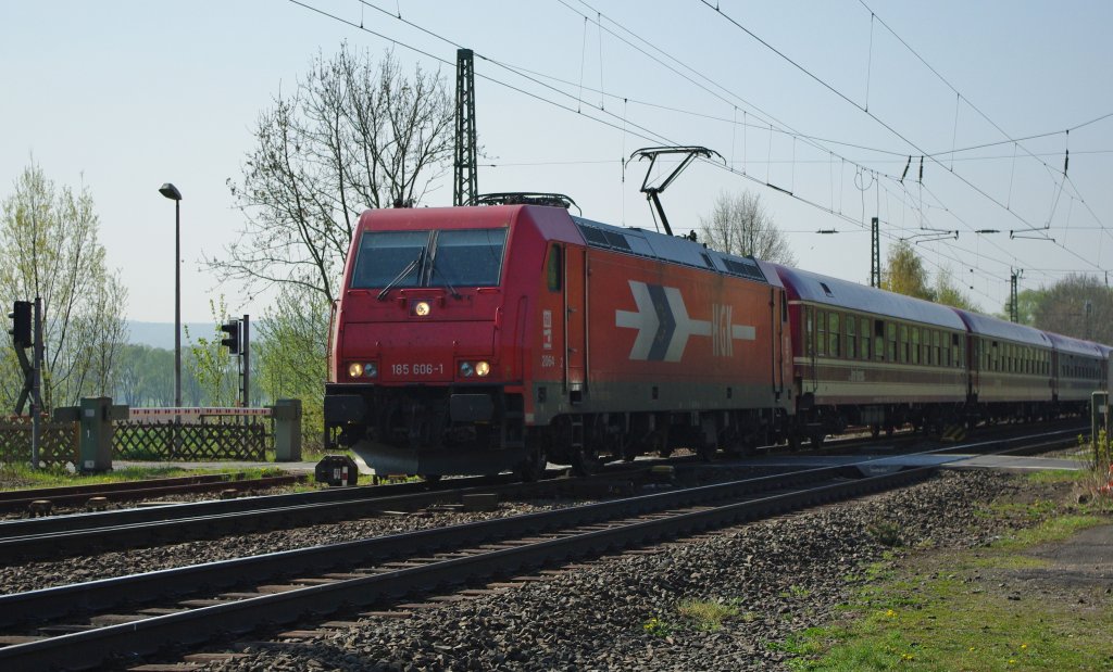 Am Morgen des 25.04.2010 fuhr dieser Eishockey-Sonderzug, gezogen von 185 606-1, von Augsburg nach Hannover. Hier am B Eltmannshausen bei Eschwege West.