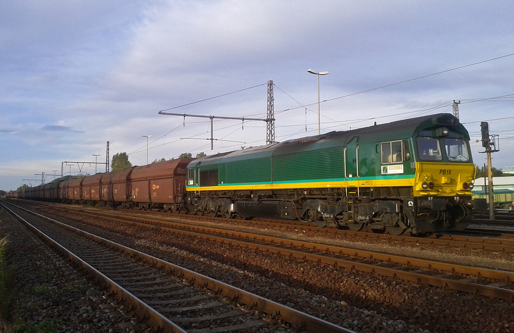 Am Morgen des 25.09.2012 steht die von der ITL angemietete Ascendos-Lok PB 18 (266 022-3) im Bahnhof Profen mit einem Kohlezug zur Abfahrt nach Tschechien bereit.