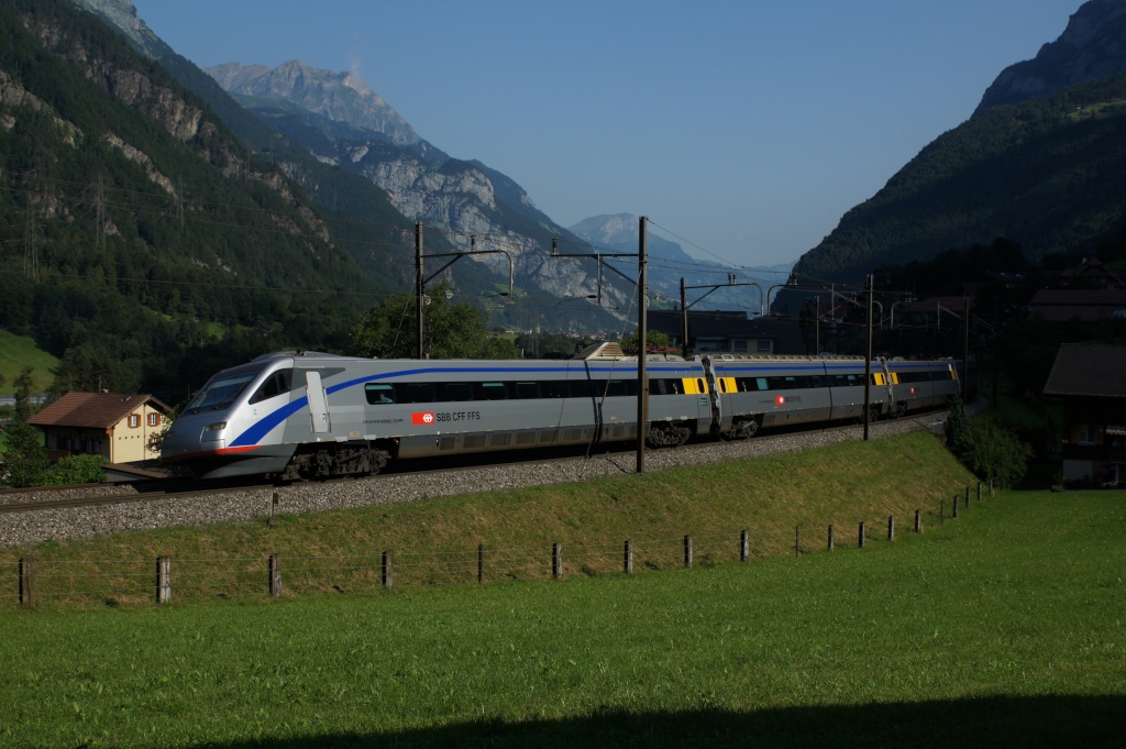 Am Morgen des 25.7.12 fhrt der ETR 470 002 von Erstfeld Richtung Sden, hier bei Silenen.