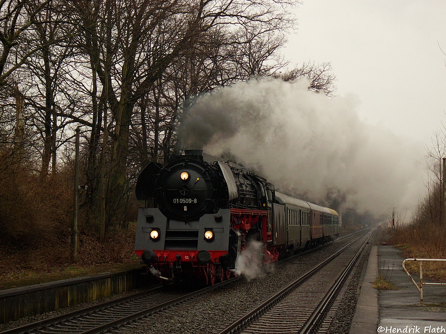 Am Morgen des 27.03.2010 donnert 01 0509-8 durch den Hp Langebrck bei Dresden. Sie wird den Sonderzug bis Radeberg fhren.