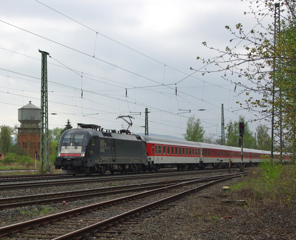 Am Morgen des 27.04.2010 zieht ES 64 U2-061 ihren AZ in Richtung Norden durch Eschwege West.