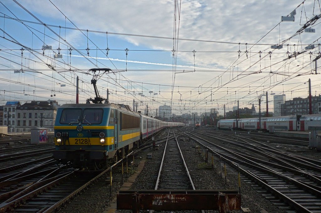 Am Morgen des 27.09.10 konnte dieser unendlich langer P mit der 2128 und einem lchelnden Lokfhrer in Bruxelles Midi fotografisch festgehalten werden. Weiter geht´s als IR in Richtung franzsische Grenze.