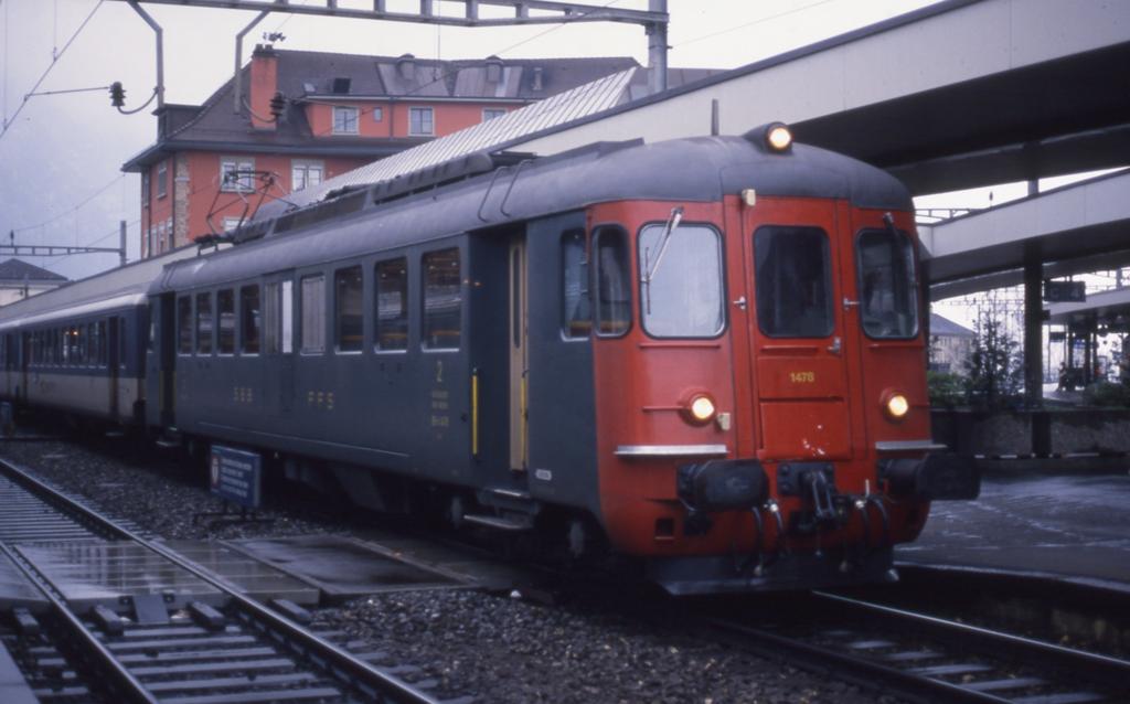 Am Morgen des 27.3.1990 regnete es zeitweise  Bindfden  als um 8.58 Uhr
der Elektrotriebwagen der SBB 1478 mit als Personenzug nach Gschenen
im Bahnhof Arth Goldau hielt.