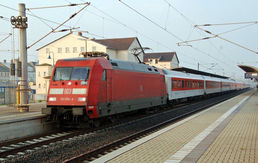 Am Morgen des 29.05.10 steht 101 052 mit CNL 1259 im Bahnhof Bitterfeld.