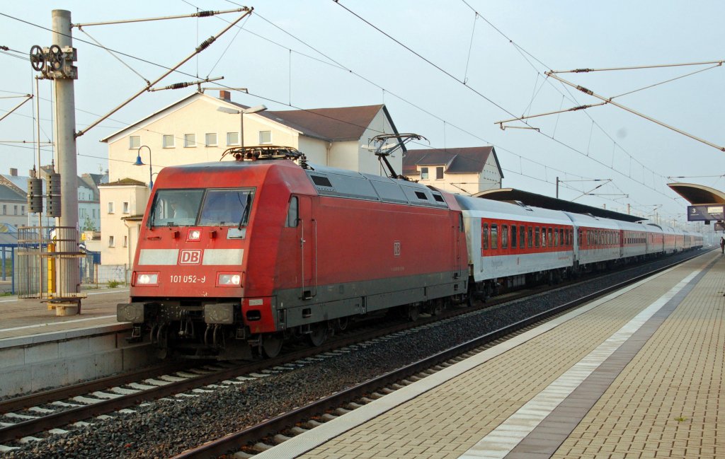 Am Morgen des 29.05.10 steht 101 052 mit CNL 1259 im Bahnhof Bitterfeld.