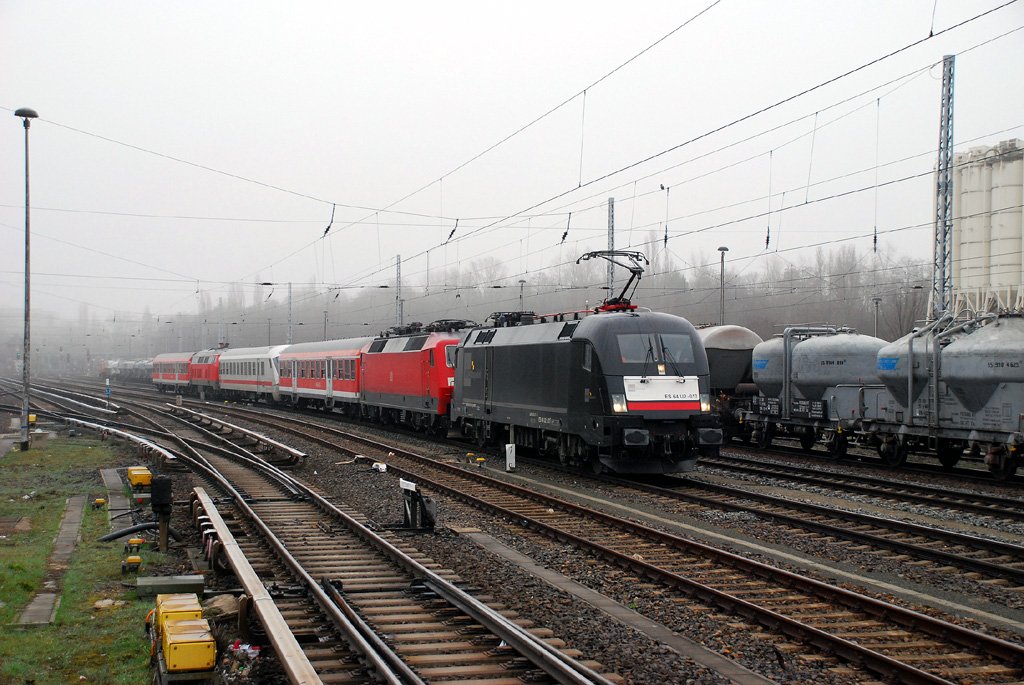 am Morgen des 30.03.2010 wurde der Pbz 1967 Berlin - Halle/S - Leipzig mit 182 517 bespannt, hier in Greifswalder Str., mit an Bord waren 120 144 und 218 333