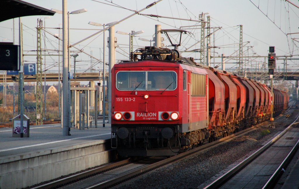 Am Morgen des 30.10.10 zieht 155 133 einen Kalizug aus Richtung Wittenberg kommend durch Bitterfeld Richtung Halle/Leipzig.