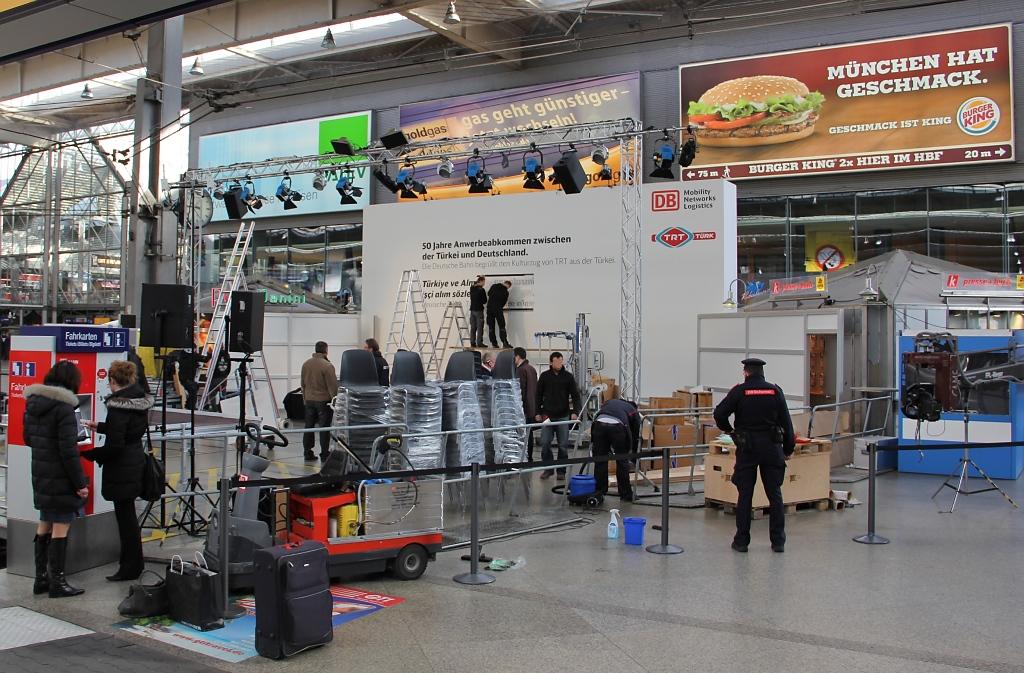 Am Morgen des 30.10.2011 wunderten wir uns, was im Hbf Mnchen fr ein Tumult herrscht. Des Rtsels Lsung waren die bereits laufenden Vorbereitungen fr das Event  50 Jahre Anwerbeabkommen zwischen der Trkei und Deutschland  auf Hhe von Gleis 13. Spter wurde auch noch ein Sonderzug zu diesem Thema erwartet, was Abends in den Nachrichten zu sehen war. Zu dem Zeitpunkt waren wir aber schon wieder zu Hause :-)