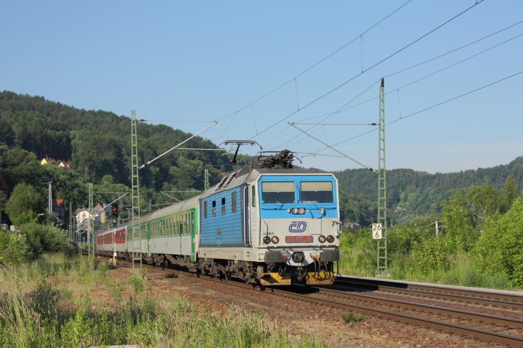 Am Morgen des 31.05.2011 durchfhrt 371 201-5 (ex 180 001) mit dem CNL 457 von Amsterdam nach Prag den Ort Knigstein im Elbtal. 