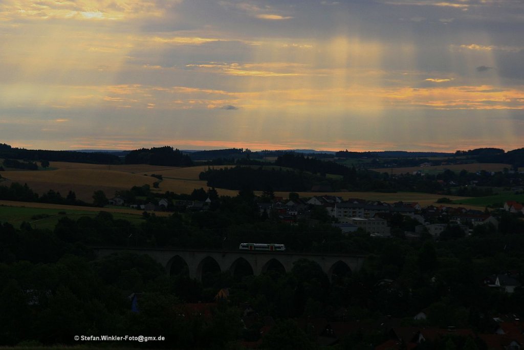 Am Morgen des 6.August 2012 konnte über dem Saaleviadukt dieses Himmelsschauspiel gesehen werden. Ein 650er der EIB überquert die Brücke um 7.23 Uhr nach Hof hinein. Die Oberleitung ist hier schon fertig...