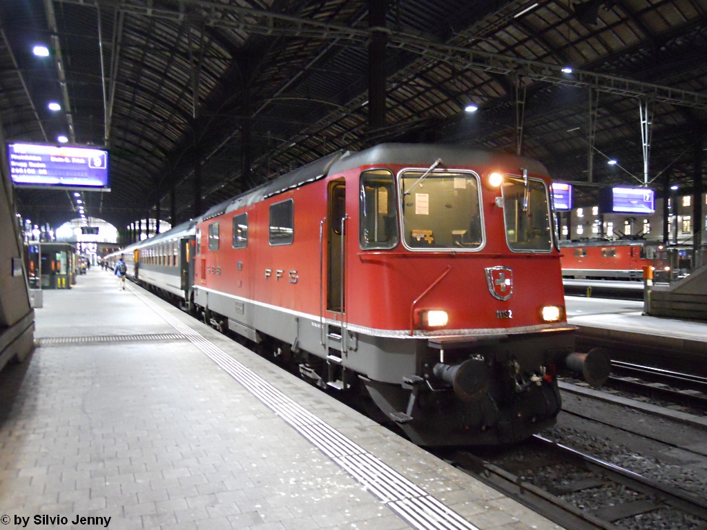 Am morgen frh des 19.10.2010 steht die Re 4/4'' 11192 in Basel SBB mit dem IR 1961 via Bzberg nach Zrich
