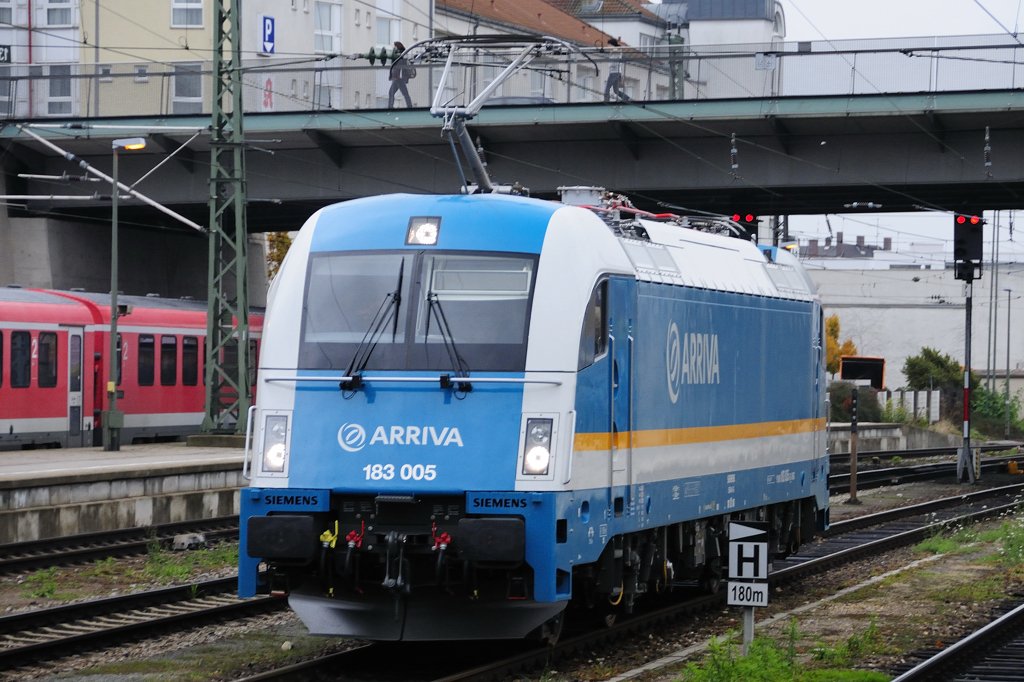 Am Morgen redete ich noch mit einem Tf ber den Planeinsatz von 183 005, welcher verneint wurde, da noch diverse Angleichungsmanahmen bei der Lok im Werk in Linz vorzunehmen wren. Und wer fhrt mir nachmittags im Rahmen einer Sonder- und Prffahrt vor die Linse? Der fnfte und neueste Taurus der  alex -Familie, eben 183 005. Auf einmal waren zig Fotografen auf dem Bahnsteig..