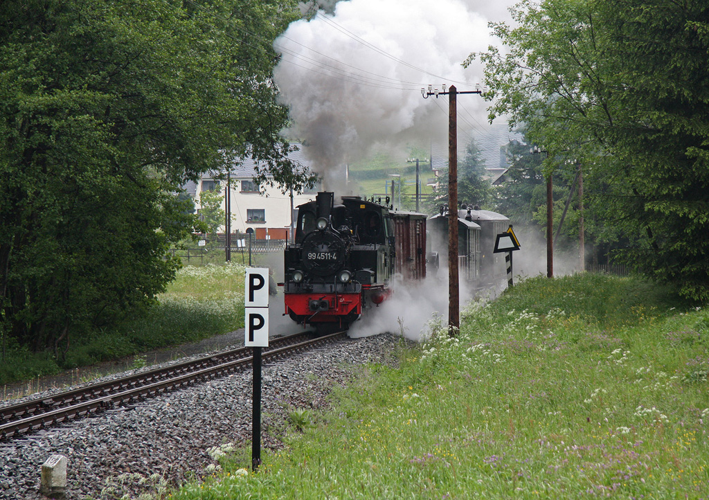 Am Nachmittag des 01.06.2012 verlt 99 4511-4 mit ihrem GmP Schmalzgrube in Richtung Jhstadt.