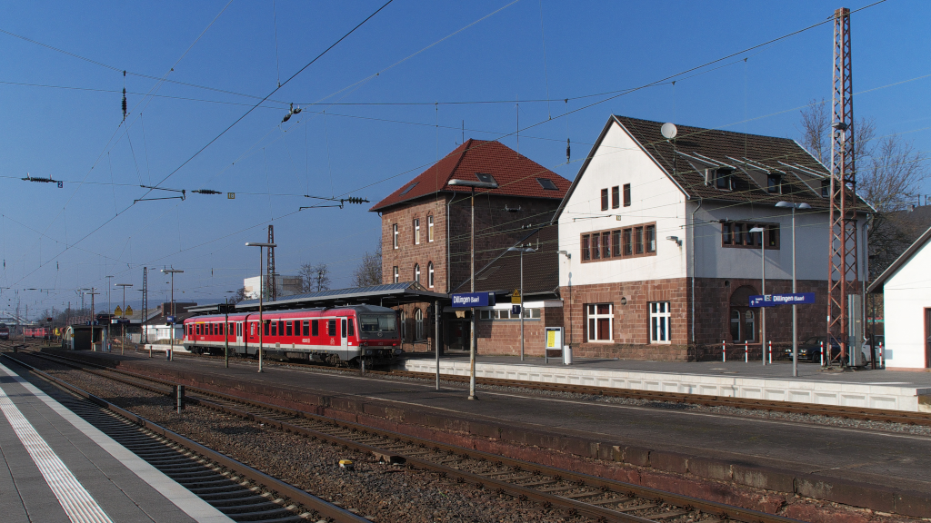 Am Nachmittag des 03.03.2013 hatte 628 602 Sonntagsdienst auf der KBS 687, der Niedtalbahn. Der Triebwagen wartet hier im Bahnhof Dillingen/Saar auf seine Anschle, bevor er wieder seine Fahrt nach Niedaltdorf antreten darf.