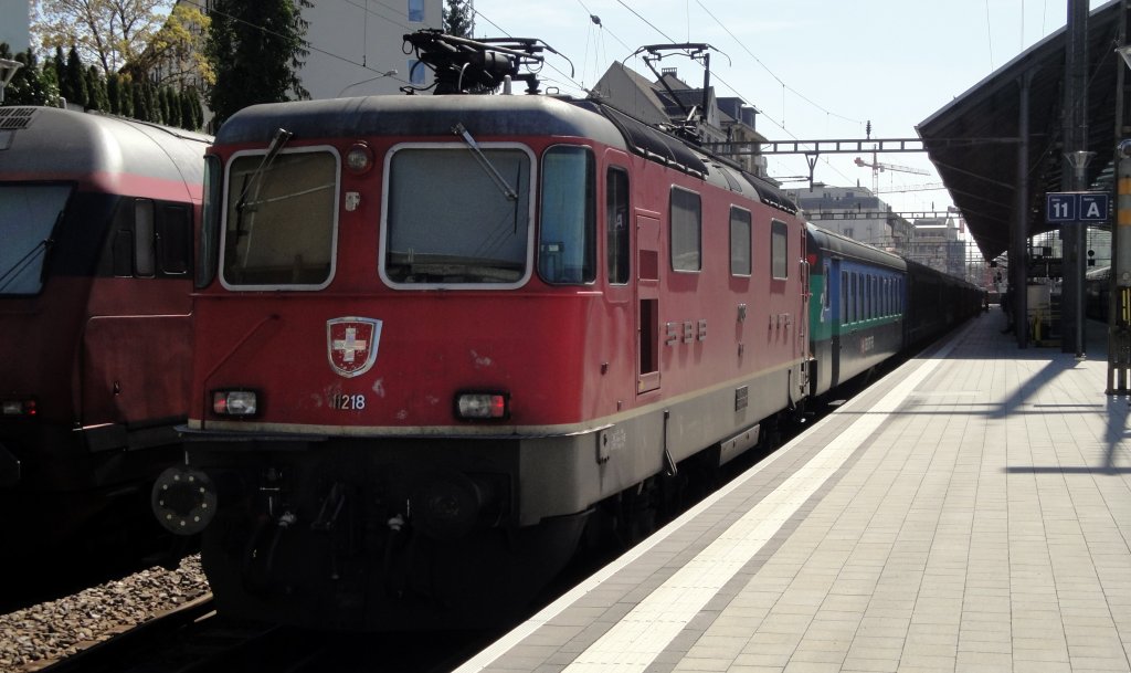 Am Nachmittag des 08.04.11 fiel zwischen Luzern und Olten ein Flirt-RE aus. Deshalb wurde kurzerhand der oltner EW II-Dispopendel mit der Re 4/4  11218 eingesetzt. Die letzten Wagen wurden abgeschlossen, da bei bestimmten Haltestellen die Perrons zu kurz sind. (Bild: Olten)