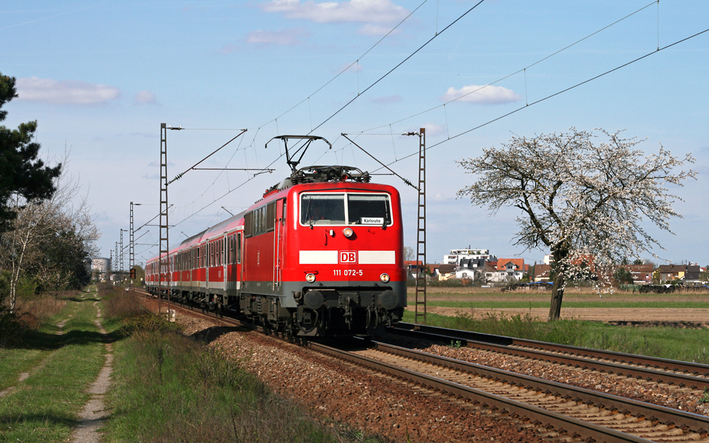 Am Nachmittag des 09. April 2010 beschleunigt die Ludwigshafener 111 072 die versp�tete RB 18621 von Mannheim nach Karlsruhe nach dem Zwischenhalt in Wiesental in Richtung Graben-Neudorf.