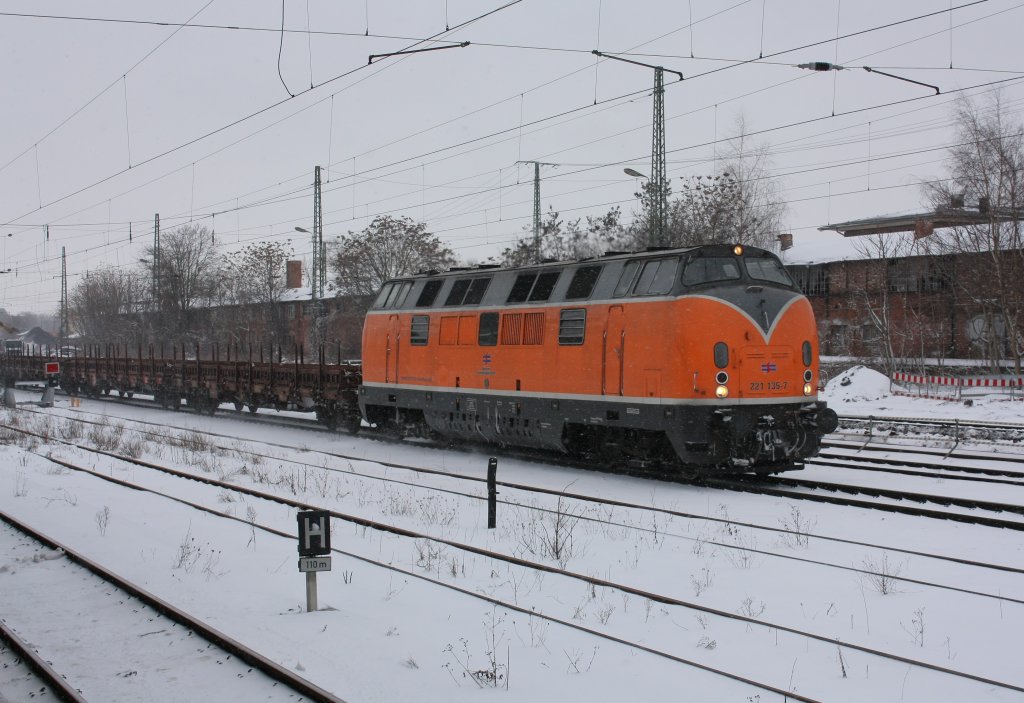 Am Nachmittag des 12.02.2010 durchfhrt 221 135-7 der Bocholter Eisenbahngesellschaft den Magdeburger Hauptbahnhof in Richtung Magdeburg-Neustadt.