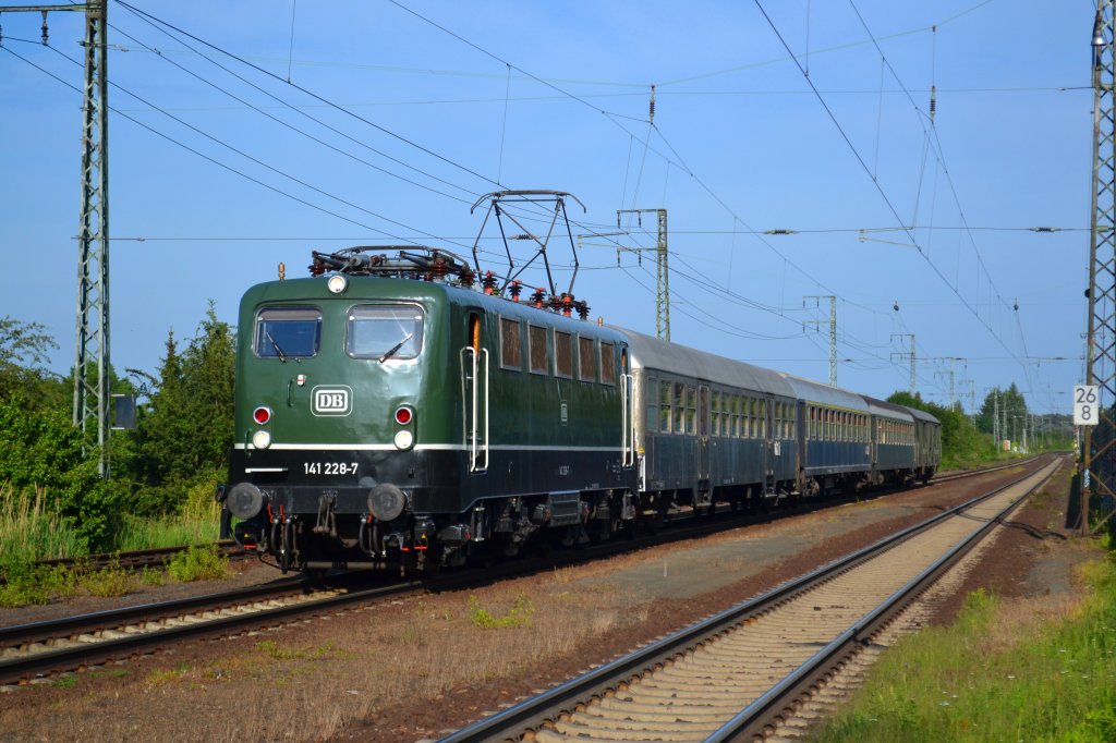 Am Nachmittag des 20.05.2012 fotografierte ich die 141 228-7 mit einem 
Pendelzug nach Gro� Gerau im Bahnhof von Weiterstadt. Man beachte die
Spiegelung der Sonne auf dem frischen Lack der 141.