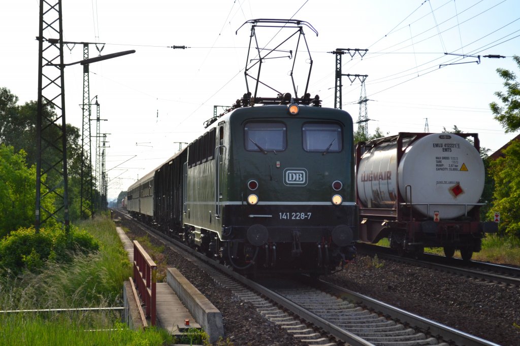 Am Nachmittag des 20.05.2012 fotografierte ich die 141 228-7 mit
dem Pendelzug von Gro Gerau nach Darmstadt Kranichstein. Hier ein Bild
von der Durchfahrt im Bahnhof von Weiterstadt.